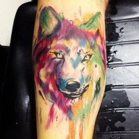 Tatuaggio colorato sul deltoide il lupo feroce