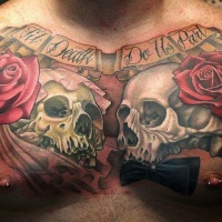 Tatuaggio grande sul petto i teschi dei sposi con le rose