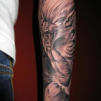 Tatuaggio incantevole sul braccio il lupo mannaro con la bocca spalancata