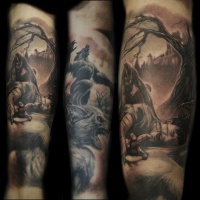 Tatuaje en el brazo, hombres lobos, diseño grande