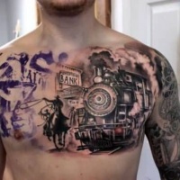 Tatuaggio a petto colorato a tema western di treno e cowboy