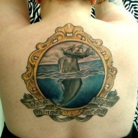 Tatuaggio pittoresco in forma del quadro sulla schiena la caccia di balena