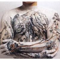 Tatuaje en el pecho y brazos, bosque blanco maravilloso