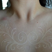 Weiße Tinte Rosen Tattoo an der Brust
