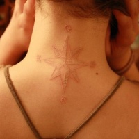 Tatuaje en el cuello,  cuatro puntos cardinales de compás, tinta blanca