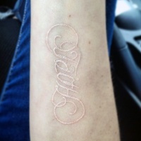 Weiße Tinte stilisierte Schriftzug Hoffnung Tattoo am Arm