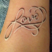 Tatuaje  de palabra amor, tinta blanca