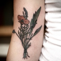 fiori selvatici mezza manica tatuaggio per ragazza