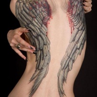 Tatuaggio grande sulla schiena le ali enorme