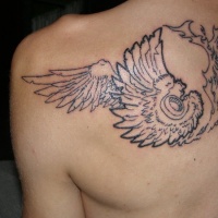 Tattoo mit Engelsflügeln am Rücken