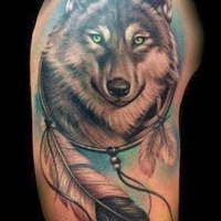 Tatuaje en el brazo, lobo y atrapasueños