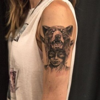 Tatuaje en el brazo, hombre con piel de lobo matado