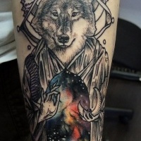 Tatuaje en el brazo, lobo sabio, diseño con detalles