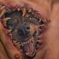 Tatuaggio colorato sul petto il lupo con la bocca spalancata