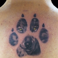Tatuaje en la espalda,
huella de lobo y su imagen