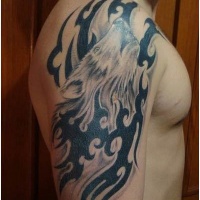 Tatuaje en el brazo, lobo y líneas rizados