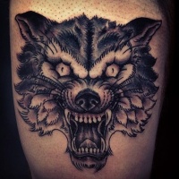 Tatuaggio spaventoso la testa del lupo feroce