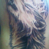 Tatuaje en el brazo, lobo y luna