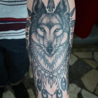 Tatuaje en el brazo, lobo con collar en el cuello