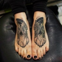 Tatuaje de patas de lobo en los pies