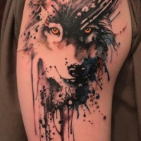 Tatuaje en el brazo, lobo, manchas de pintura