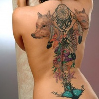 Tatuaje en la espalda, lobos y atrapasueños
