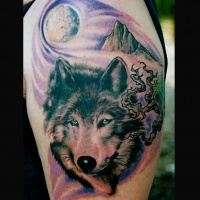 Tatuaje en el brazo, lobo, luna, montaña