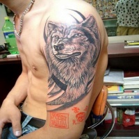 Tatuaggio grande sul deltoide il lupo