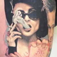 donna in cappello nero con sigaretta tatuaggio per donne su coscia da Tony Sklepic