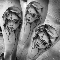 Tatuagem de retrato de mulher pintada por Inez Janiak na perna