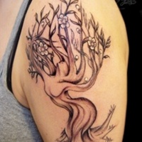 Tatuaje en el hombro de una mujer árbol.