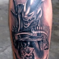 Wonderful alien predator tattoo on leg