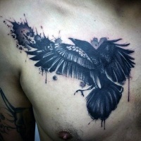 Tatuaje en el pecho,  cuervo negro detallado