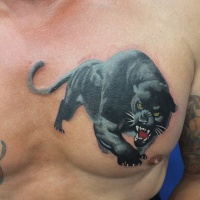 Tatuaje en el pecho, pantera cazadora