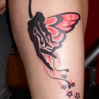 Tatuaje en la pierna,
hada negra con alas rojos