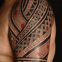 bellissimo nero rosso maori tatuaggio sulla spalla
