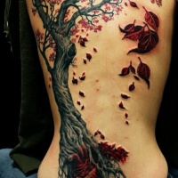 Tatuaje en la espalda, árbol gris con hojas rojas