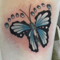Tatuaje en la pierna, mariposa azul de forma rara