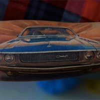 Tatuaje en el antebrazo,
coche clásico azul