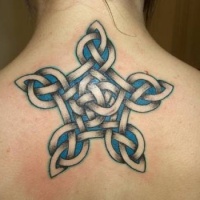 Tatuaje en la espalda, estrella de nudos celtas