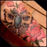 Tatuaje en el antebrazo, mariposa y rosas