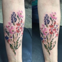 Tatuaje en el antebrazo, flores silvestres maravillosas
