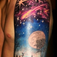Wunderschönes farbiges Schulter Tattoo mit Nachthimmel und schönem Raum