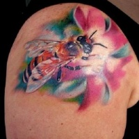 Tatuaje en el brazo, abeja en la flor