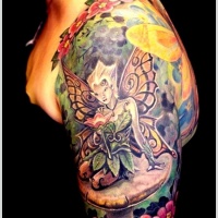 Tatuaje en el brazo, hada hermosa en la naturaleza, diseño multicolor