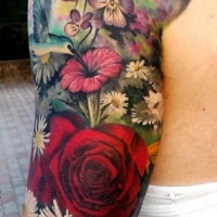 Wunderschönes Farbtattoo mit Blumen am Arm
