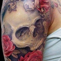 eccezionale combinazione grande cranio con rose tatuaggio a manicotto