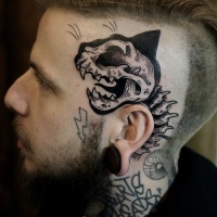 Tatuaje detrás de la oreja, esqueleto de gato, tinta negra