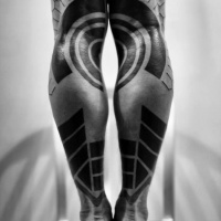Tatuajes en las piernas, ornamento increíble negro