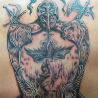 Tatuaje en la espalda, escudo con espada y  alabarda